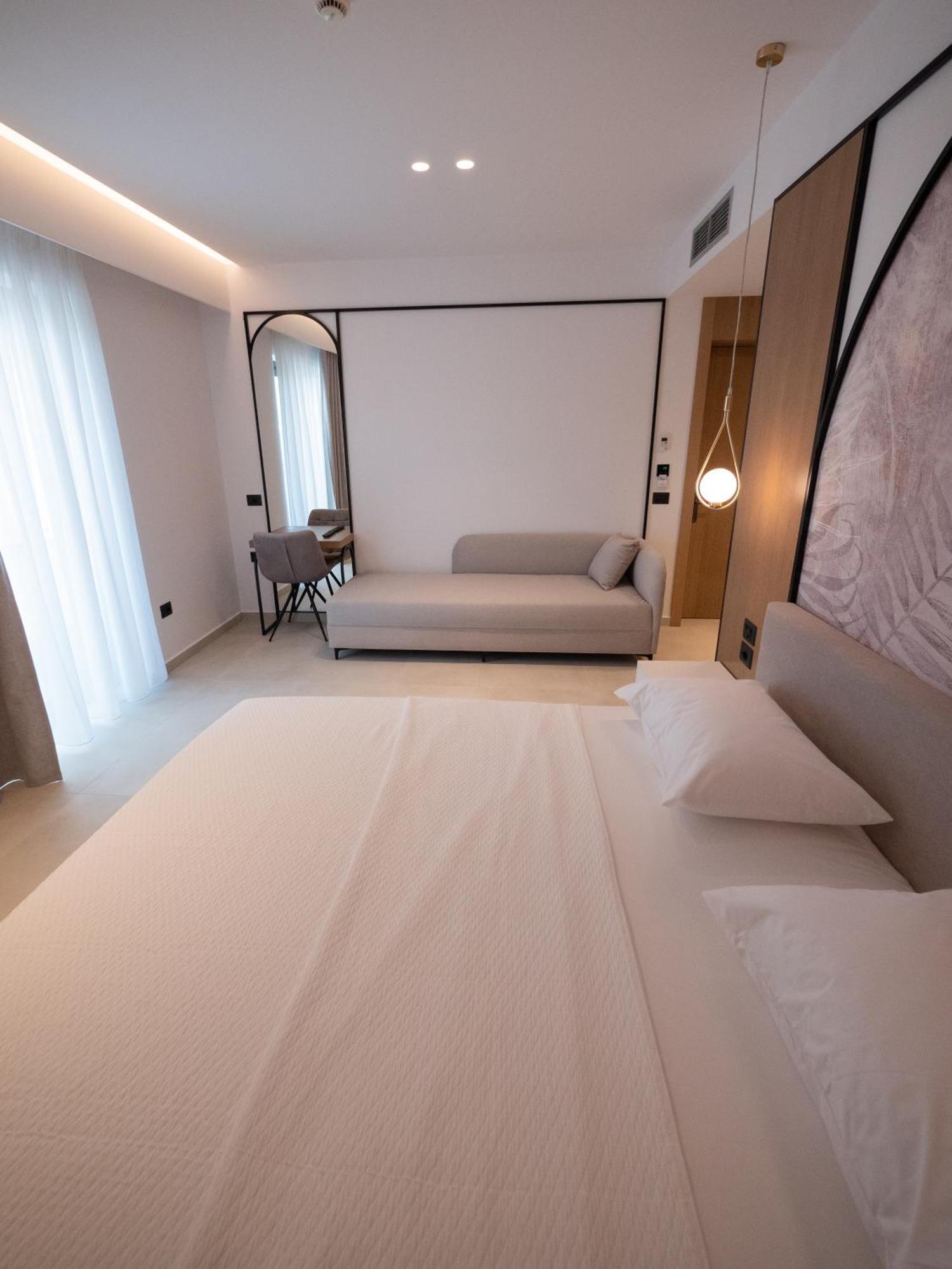 Colosseum Hotel Ksamil Exterior photo